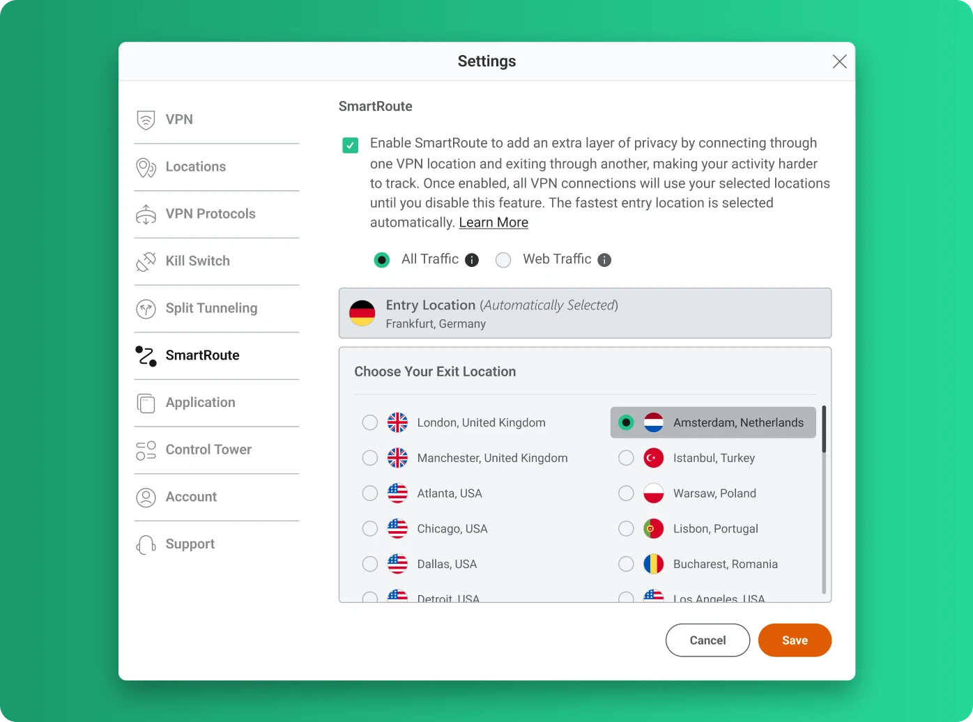 La pagina delle impostazioni SmartRoute nell'app desktop PrivadoVPN mostra che la casella di controllo per abilitare SmartRoute è selezionata, il pulsante di opzione \"Tutto il traffico\" è attivo, il punto di ingresso è impostato su Francoforte, Germania, e il punto di uscita su Amsterdam, Paesi Bassi.